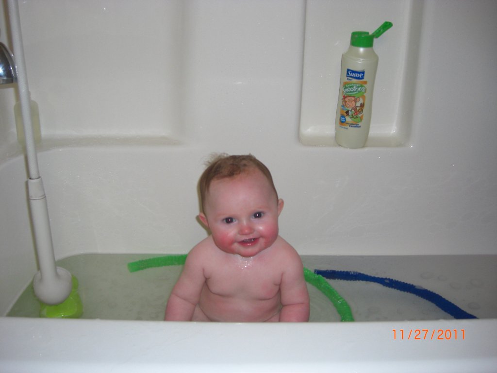 Kayliana in tub